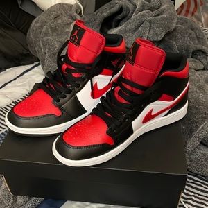 Air Jordan 1 Mid